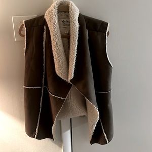 Brown suede, Dylan fleece vest size M